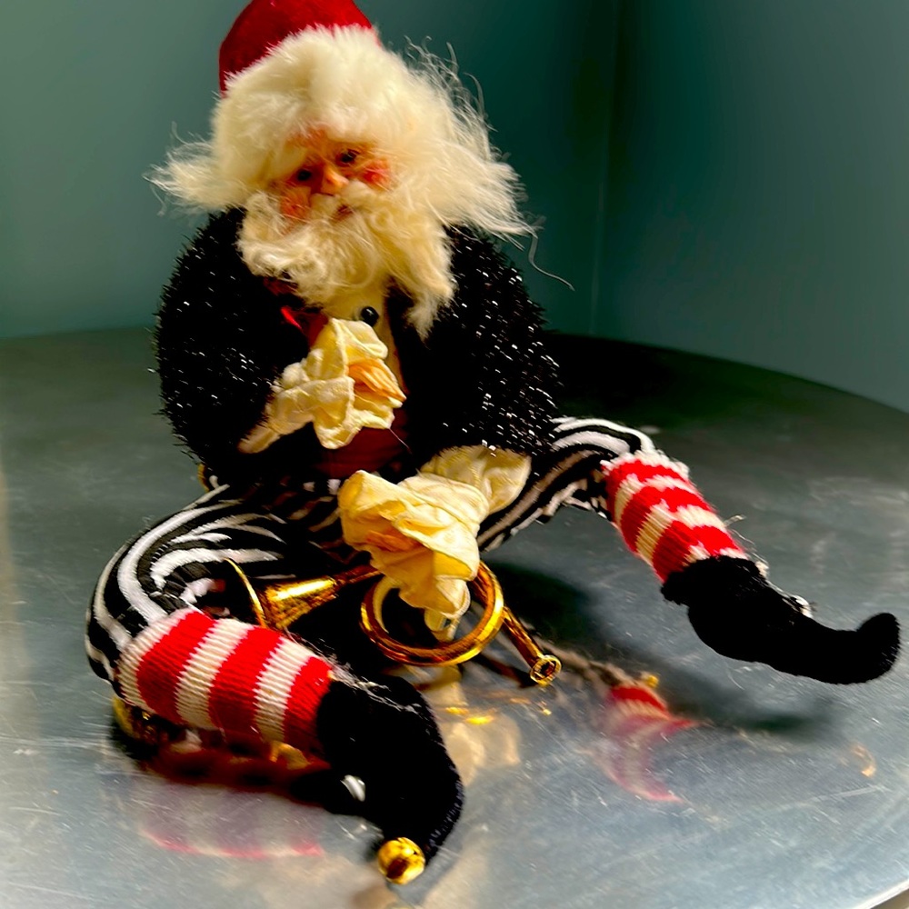 Mark roberts larger elf with horn! 🎄 Christmas elf piece in excellent shape.